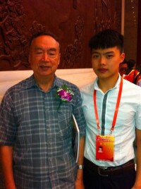 和中國作家協會副主席張炯合影