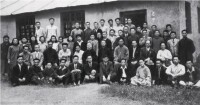 1946年5月3日，西南聯大中文系全體師生在教室前合影。