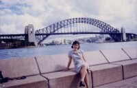 （圖）張崢嶸出訪澳大利亞，在悉尼大橋前留影