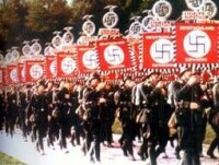 衝鋒隊士兵們高舉納粹黨黨旗