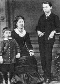 赫茲（左一）和他的母親哥哥