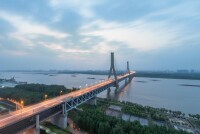 天興洲長江大橋位於武漢市青山區至漢口諶家磯一線