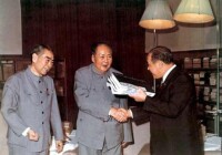 毛澤東（左二）和周恩來（左一）會見日本首相田中角榮（右一）