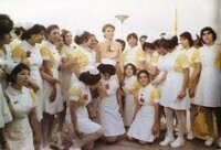 1973年法拉赫和一群護士在一起