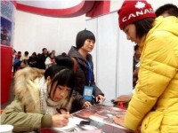 小松（左）參加作品簽售活動