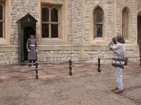 倫敦塔外的衛兵，背後房裡是鑲滿寶石的王冠