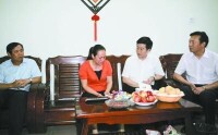 廣西自治區委組織部長周新建慰問王輝家屬