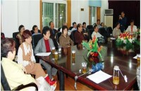 上海科技學院64屆老校友們參觀了學院，並熱烈討論，合照留念