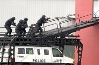 利用攀登突擊車突入建築的上海特警