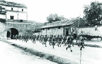 駐守宛平城的中國軍隊奔赴盧溝橋抵抗日軍