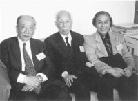 1997年唐振常（左）及妻陶慧華與饒宗頤