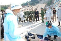 四川5月12日震后在廢墟旁進行屍檢