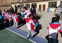 2016年11月吉汝鄉政府為吉汝鄉小學學生送去冬裝、棉鞋