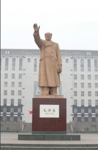 平原師範學院時立毛主席塑像