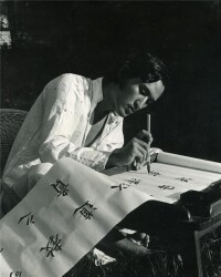 1974年的張洪在練習書法