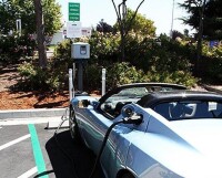 一輛電動汽車正在使用充電站進行充電