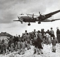柏林危機時德國人正在朝天看著盟國的運輸機