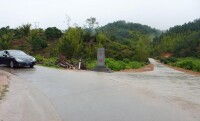 湯溪鎮東塘村入口(左)