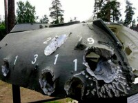 坦克炮塔被穿甲彈射擊后慘狀，最厚正面也被洞穿。