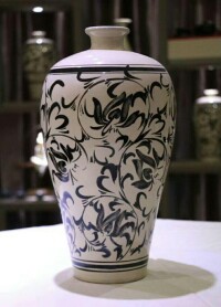 鶴壁窯裝飾風格經典代表：鶴壁窯白底黑繪《纏枝牡丹》經典梅瓶