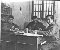 熊瑾玎(左)在新華日報社