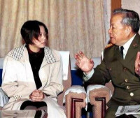 北京，國防部長遲浩田慰問王偉妻子阮國琴
