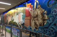 泰山新村站文化藝術牆：天塹通途