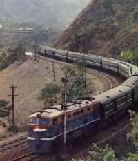 東風型內燃機車牽引旅客列車運行在川黔鐵路