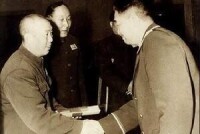 賀龍元帥給西藏軍區政治委員譚冠三授銜授勛