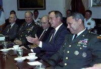 在海灣戰爭的一次軍事會議上和老布希在一起