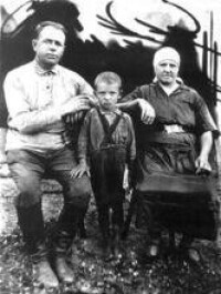 兒時的戈爾巴喬夫（中）和父母