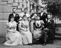 恩斯特·路德維希和維多利亞·梅麗塔的婚禮來賓，前左一為伊蓮妮