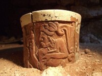在古瑪雅王子墓葬內發現的一個陶瓷杯。這個墓葬位於墨西哥坎佩切灣烏克蘇爾皇宮地下大約1.5米