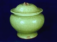 龍泉窯青釉菱花形蓋罐