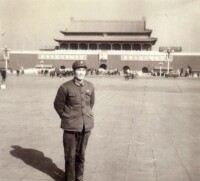 1976年3月嚴高鴻在北京天安門留影