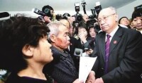 內蒙古高院副院長趙建平代表高院向呼格父母道歉