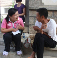 張廣秀（左一）與村民在交流