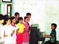 譚佩儀在廣東粵劇學校曲藝班為學員上課