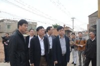 李建輝同志關心錦里村舊房改造建設