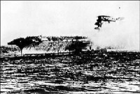 燃燒中的列剋星敦號航母被擊中后正在下沉。