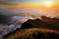 白雲徠山日出