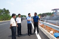 省交通廳副廳長曾勝一行來到岳望高速公路建設工地進行現場調研