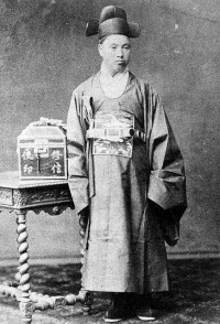 參與朝美建交的金弘集（1880年攝於日本）