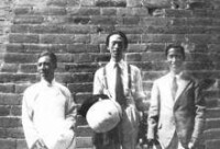 1936年紀弦（中）與吳奔星等在北平留影