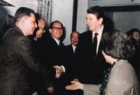 蔣學模（左一）與美國總統里根在復旦會面