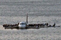 美國一飛機發動機失效 迫降在水中