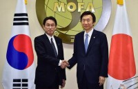 2015年12月28日，韓國外長與日本外相握手，宣布達成協議