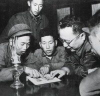 1957年5月，費孝通（右）在開弦弓村