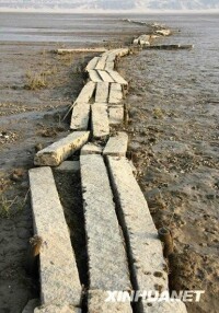 多寶鄉鄱陽湖底的明代石橋露出水面