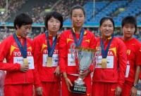 團體冠軍中國隊合影，手持獎盃者為朱曉琳
